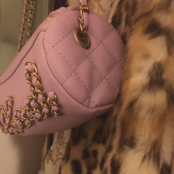 Lilac vegan leather duffle cross body chain details - Picture 2 of 4